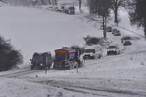 Podobně jako na silnici druhé třídy u Kostelce na Jihlavsku to včera v ranních hodinách vypadalo také na některých místech pelhřimovského okresu. 