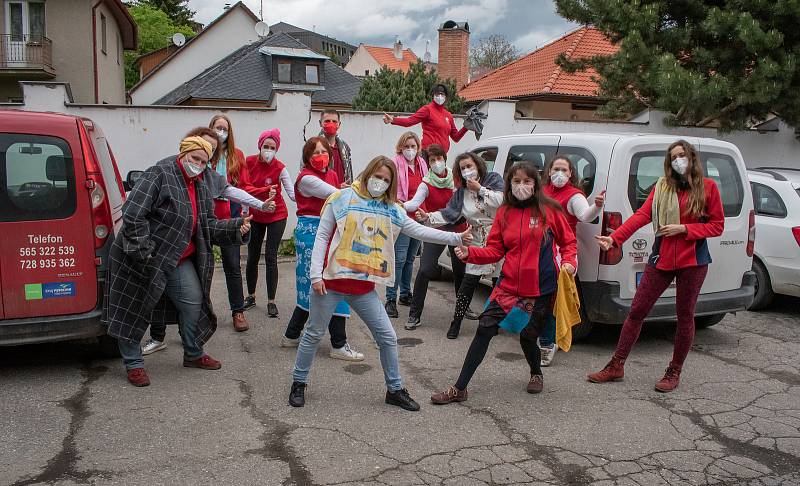 Pracovníci Oblastní charity Pelhřimov vzpomněli v rámci Ručníkového dne, který připadá na 25. května, na spisovatele Douglase Adamse.