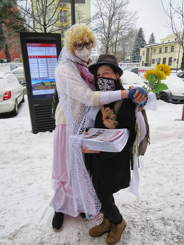 Humpolecký masopust 2021: Masky v rouškách na masopustní úterý dopoledne roznášely masopustní noviny. Foto: Miroslav Galko