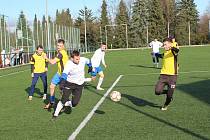 V přípravném utkání podlehli fotbalisté Žirovnice (v bílém) FK Dačice 1:4 (0:3).