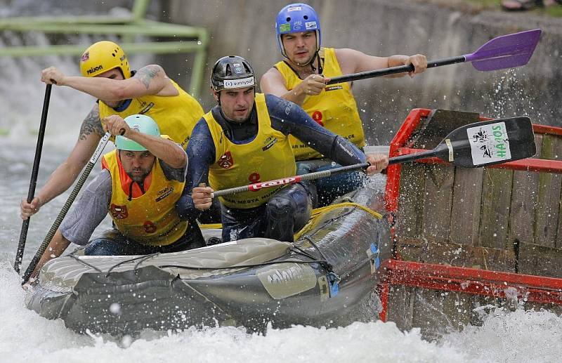 Domácí šampionát čtyřčlenných raftů nepřinesl v Želivě žádné překvapení. Na atraktivní trati dominovaly favorizované posádky.