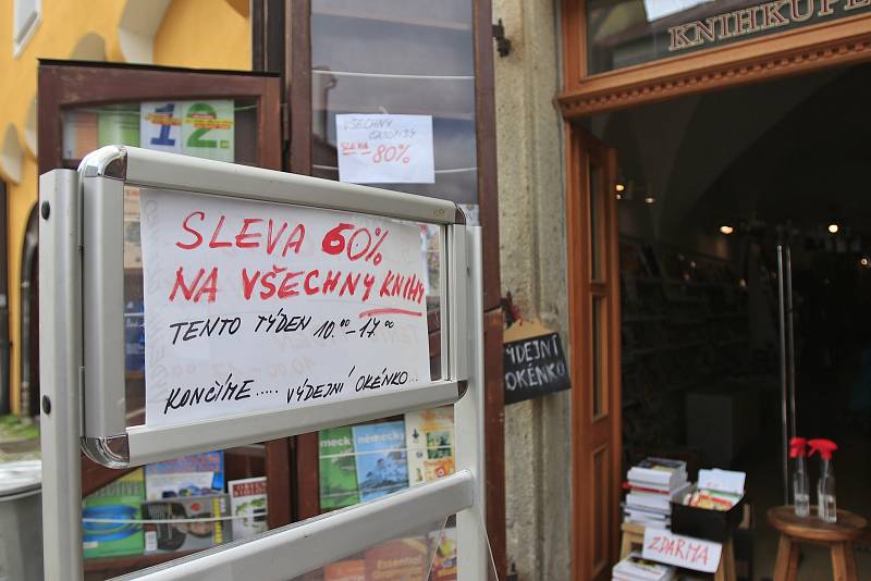 Poslední den fungování Vytopilova knihkupectví v Pelhřimově.