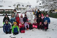 Děti si užívají první sníh