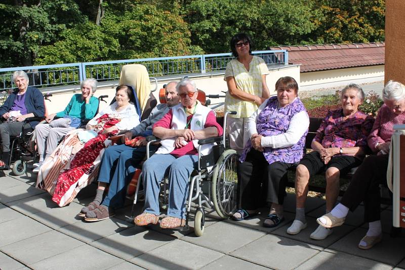 Na seniory čekalo šest stanovišť –  házení míčků, doplňování názvů známých písniček, filmů a přísloví až po  hledání brambor. Za splnění všech úkolů, které byly bodovány, pak každý účastník získal odměnu – diplom a keramické sluníčko.  