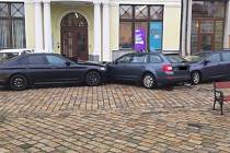 Srážka čtyř aut na náměstí v Pelhřimově. Foto: poskytla PČR