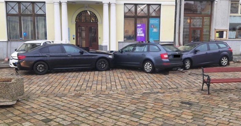 Srážka čtyř aut na náměstí v Pelhřimově. Foto: poskytla PČR