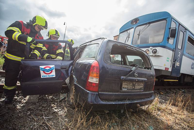Simulovaný zásah u dopravní nehody vlaku s osobního automobilu.
