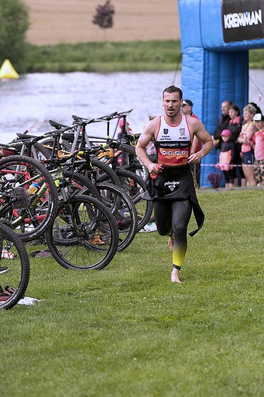 Triatlon ve Vyskytné přinesl vyrovnanější boj o prvenství v kategorii mužů. Ženám suverénně kralovala Michaela Matoušová.