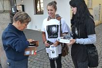 Třináctý ročník sbírky Světluška na pomoc nevidomým a těžce zrakově postiženým dětem i dospělým  z celé České republiky se v úterý uskutečnil také v Pelhřimově.  