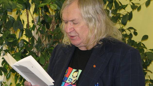 Ivan Martin Jirous na podzim 2009 četl  ze svých knih humpoleckým studentům. 