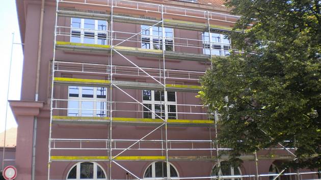 Výměna oken v pelhřimovském gymnáziu.