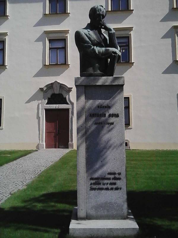 Socha významného českého básníka a prozaika stojí u pacovského zámku, ve kterém se Antonín Sova 26. února 1864 narodil v rodině pacovského učitele
