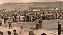 Fotografie je z května roku 1965. Památník slovanského bratrství v Mnichu je mohyla se sousoším umírajícího partyzána, sovětského a československého vojáka. Pomník je osazen deskami se jmény 1842 mužů a žen, kteří položili v Jihočeském kraji svůj život.