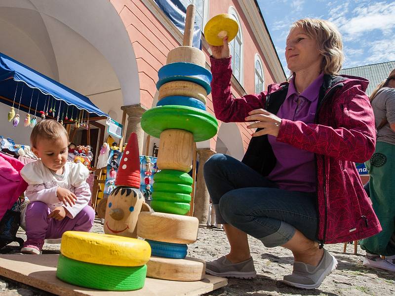 Hračkobraní, festival hraček z přírodního materiálu na zámku v Kamenici nad Lipou.