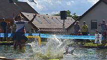 Osmý ročník Putimovské lávky se škodolibými vodníky rozlévajícími žluté a zelené panáky se po tradiční podívané zvrtl v olympijské hry.