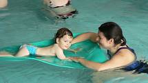 Plavání rodičů s dětmi se v pelhřimovském bazénu nese ve znamení her, písniček a říkadel. 
