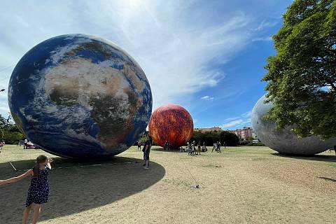 Desetimetrové modely Slunce, Měsíce, Marsu a Země vystavují na Kraví hoře v Brně