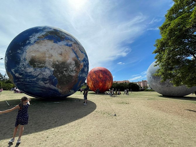 Desetimetrové modely Slunce, Měsíce, Marsu a Země vystavují na Kraví hoře v Brně
