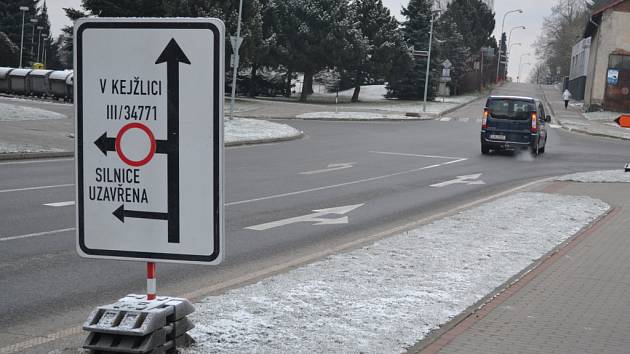 Značení v humpolecké ulici Kamarytova upozorňuje na uzavírku mezi Budíkovem a Kejžlicí. 