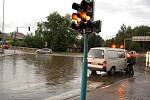 Středeční večerní liják zaplavil ulice Pelhřimova - snímek z křižovatky u Hotelu Rekrea