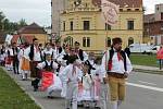 Součást sobotních pacovských dudáckých slavností byl i pochod městem. Folklorní soubory z mnoha koutů České republiky se prošly od pacovského zámku k tamní sokolovně, kde pokračoval zbytek programu.