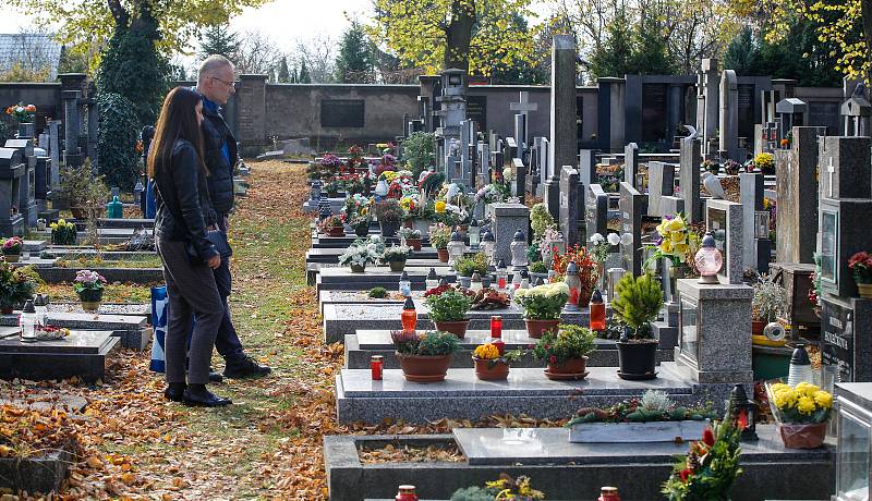 Památka zesnulých či lidově Dušičky na centrálním hřbitově v Pardubicích.