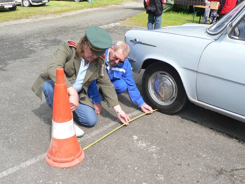 Automobiloví dědečci si dali sraz v Želivě.