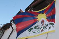 Tibetské vlajky vlají vždy 10. března na českých radnicích už dvě desetiletí. 