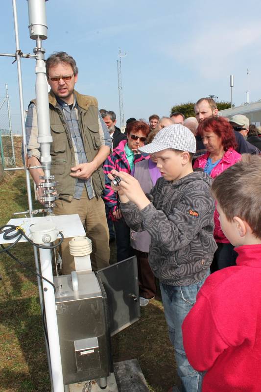 Lidé se od pracovníků observatoře v Košeticích dozvěděli mnoho zajímavostí o metodách meteorologických a klimatologických měření.