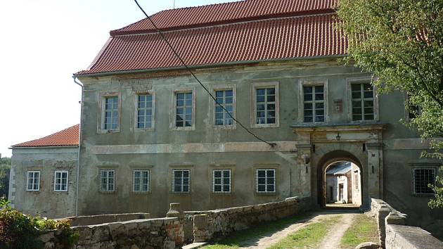 Zámek je významným dokladem proměny staršího středověkého sídla v reprezentativní rezidenci zámeckého typu. 