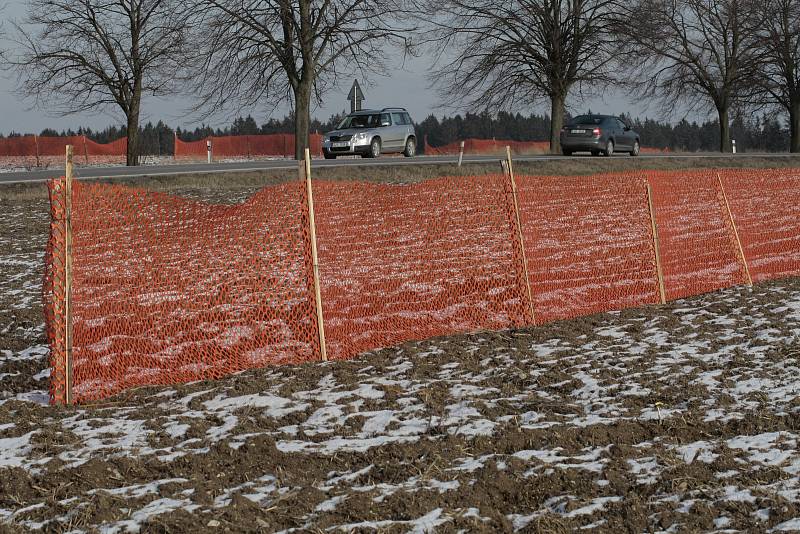 Ještě v úterý 6. února zůstávaly plastové oranžové zásněžky u Leskovice "bez práce". Také je nejspíš "zaměstná" ohlášené sněžení ze středy na čtvrtek.