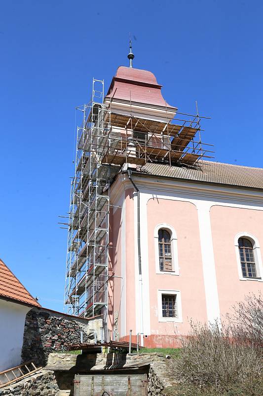 Tři zvony, které se vrátí do kostela svatého Jiří ve Věžné.