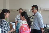 Michaela Harudová školí v pelhřimovské nemocnici čínské lékaře přímo u lůžka s dárcem. 