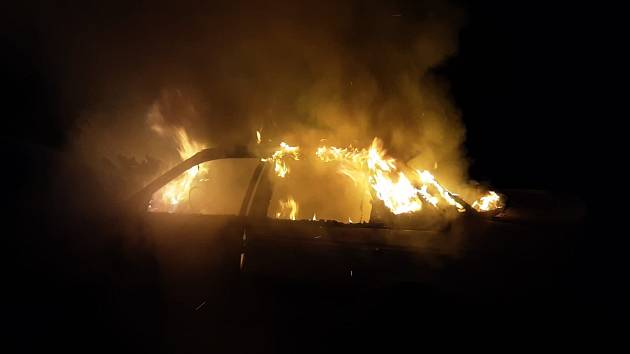 Osobní auto hořelo u Humpolce ve čtvrtek 16. listopadu. Foto: poskytl HZS Kraje Vysočina