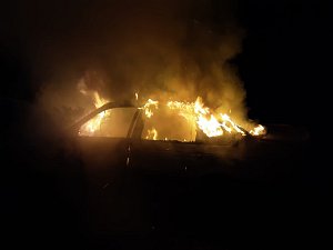 Osobní auto hořelo u Humpolce ve čtvrtek 16. listopadu. Foto: poskytl HZS Kraje Vysočina