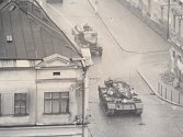 V srpnu 1968 neunikl invazi ani Humpolec. Na fotografii je vidět tank v čele ozbrojené kolony.
