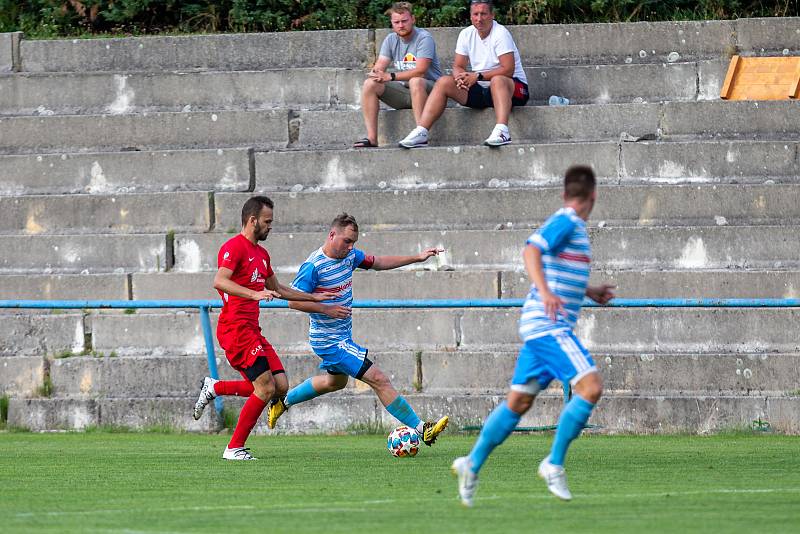 Fotbalové utkání mezi AFC Humpolec (v modrobílém) a TJ Tatran Bohunice.