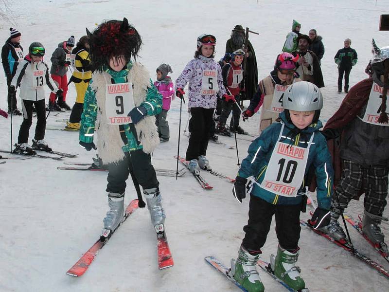 Na sjezdovce u Křešína se konal karneval.