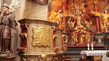 Zrestaurovaná kazatelna je zpět na svém místě v poutním kostele Nejsvětější Trojice na Křemešníku.