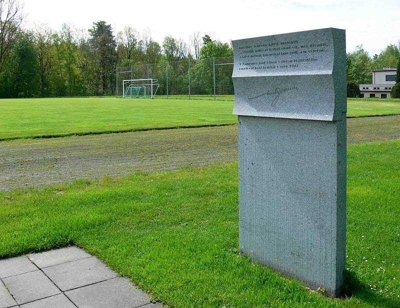 Fotbalový stadion v Kamenici nad Lipou nese jméno po herci Vlastavi Burianovi. Za války v městečku odpískal přátelské utkání.
