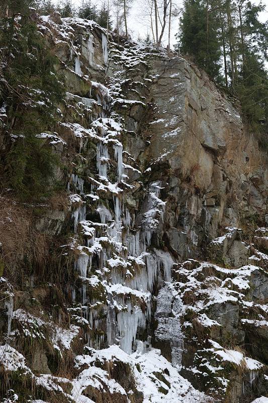 Přírodní ledopád nad řekou Želivkou nedaleko obce Želiv na Vysočině