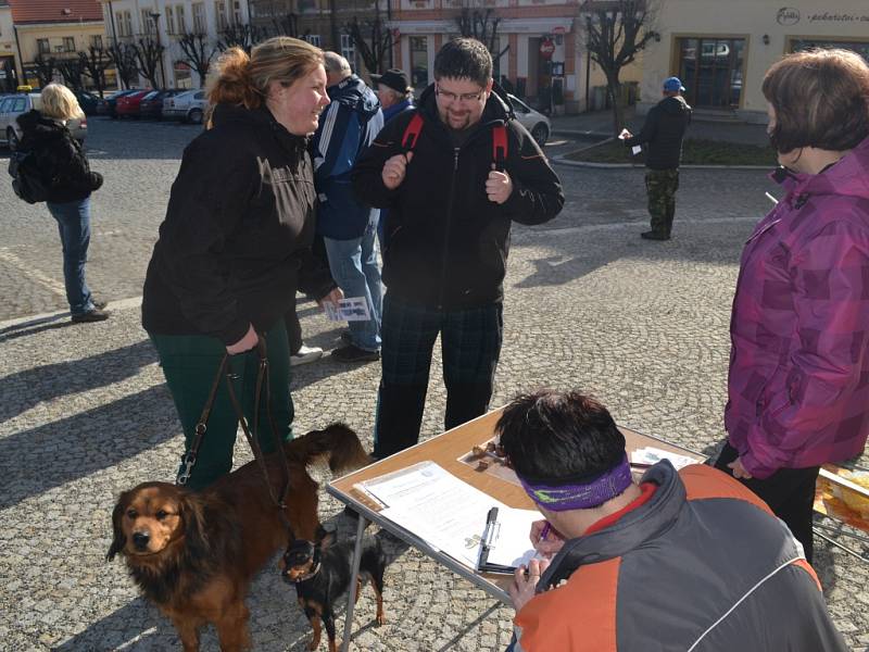 V sobotu se u pacovské radnice scházeli nadšenci, aby na vlastní kůži zažili, jak se z Pacova do Lukavce chodívalo slavnému básníkovi.