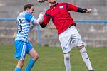V nedělním krajském derby mezi divizními fotbalisty Humpolce (v modrém) a hostujícím Slavojem Polná (v červených dresech) se z výhry radoval domácí celek.
