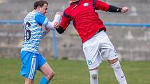 V nedělním krajském derby mezi divizními fotbalisty Humpolce (v modrém) a hostujícím Slavojem Polná (v červených dresech) se z výhry radoval domácí celek.