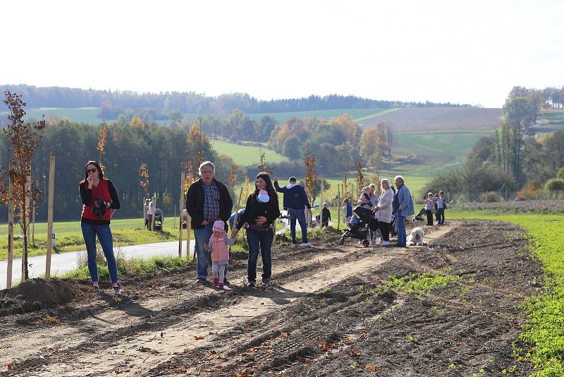 Rodiče sázeli stromky za své potomky poblíž Pelhřimova.