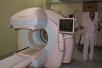 Hybridní zobrazovací zařízení SPECT/CT představil v pelhřimovské nemocnici primář oddělení nukleární medicíny Milan Šimánek (na snímku).