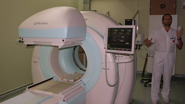Hybridní zobrazovací zařízení SPECT/CT představil v pelhřimovské nemocnici primář oddělení nukleární medicíny Milan Šimánek (na snímku).
