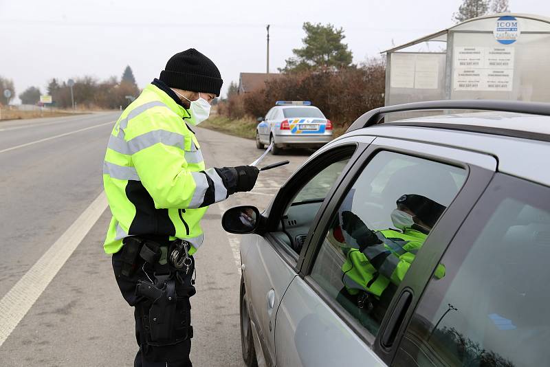 Aktuálně platná opatření, která se týkají volného pohybu osob mezi okresy, kontrolovali policisté také ve Vodné na Pelhřimovsku, kde jsou také hranice kraje.