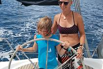 FOTO 5. I tato fotka je z letošní dovolené. Dcera Nikča už chodí na jachtařské tréninky, ale na velké lodi na moři ještě nebyla. Proto jsem toho využila a leccos jí vysvětlila, nechala vyzkoušet.