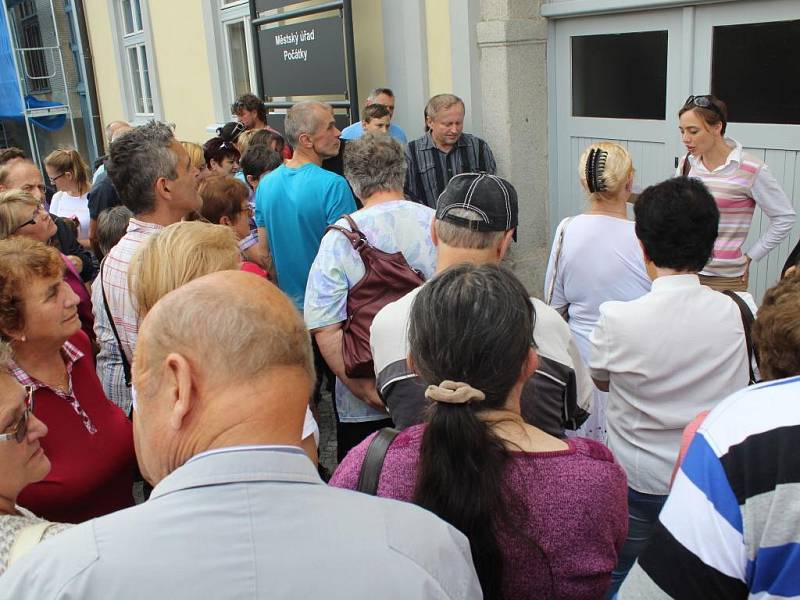 Nejen Počátečtí sousedé zavítali na Sousedskou slavnost.